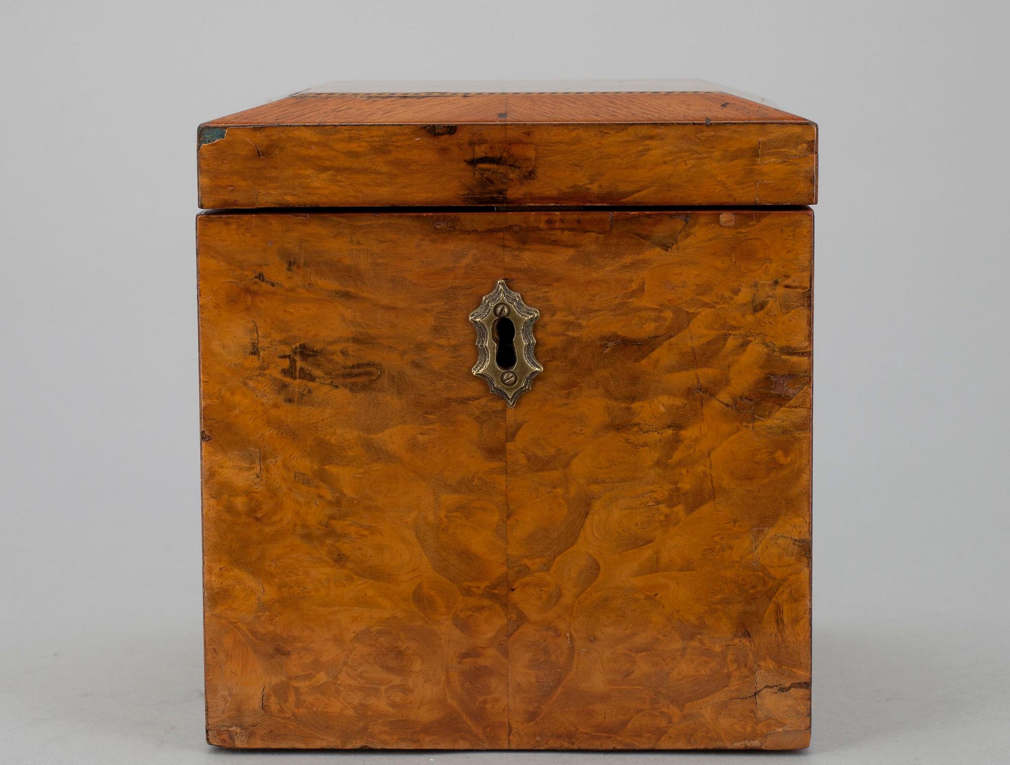 SKRIN, masurbjörk samt intarsiadekor. 1800-talets början.