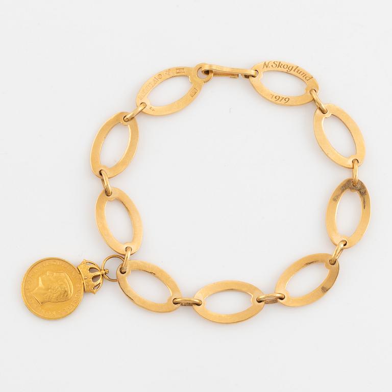 18K gold bracelet, with charm medal.