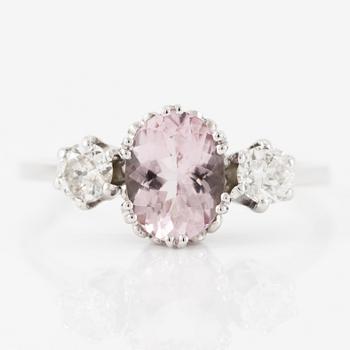 Ring 18K vitguld med morganit och briljantslipade diamanter.