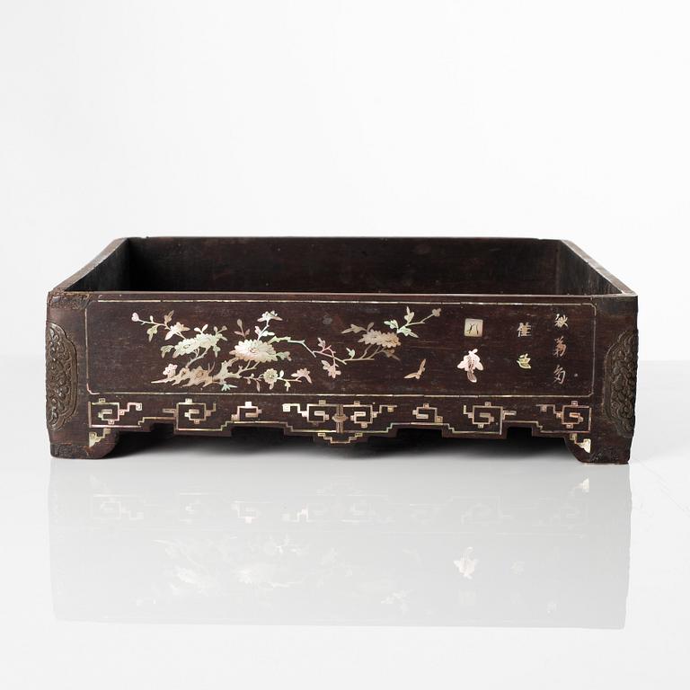 A Chinese tray with inlay with mother of pearl and silver, Qing dynasty, Qianlong (1736-95).