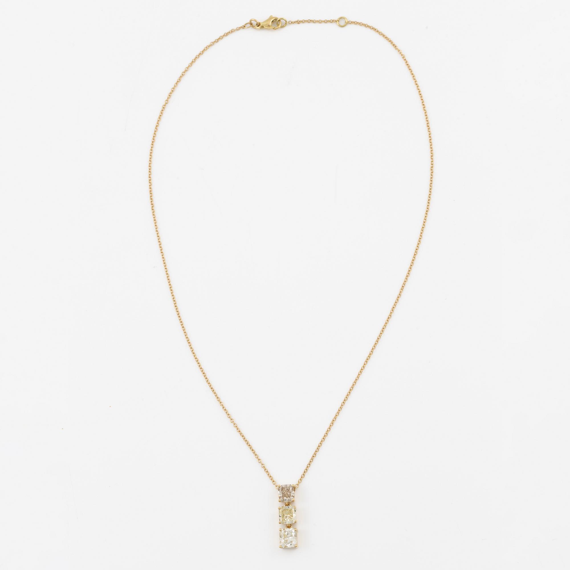 Pendant with chain in 18K gold set with a radiant-cut diamond and two cushion-cut diamonds.