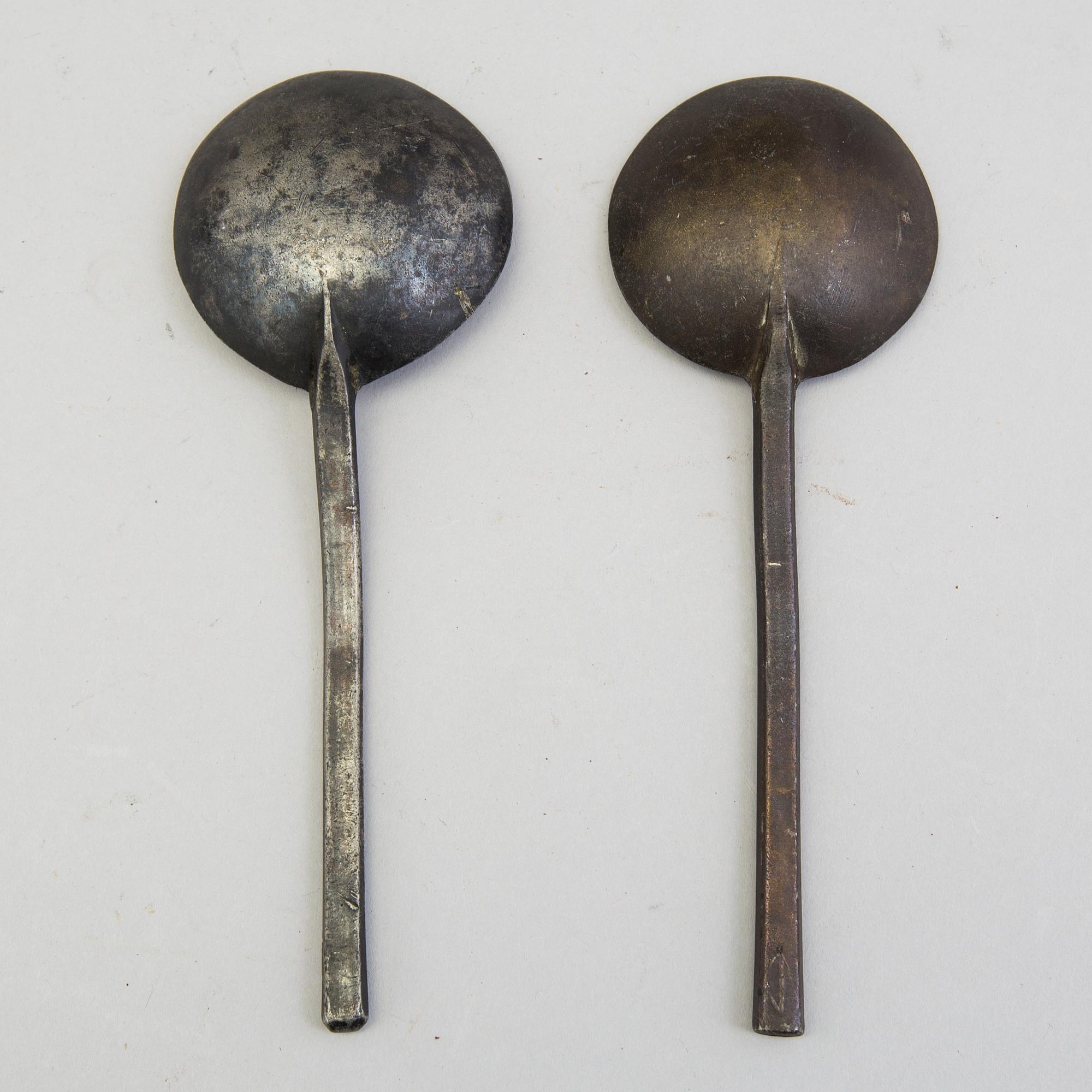 TWO 17TH CENTURY PEWTER SPOONS.