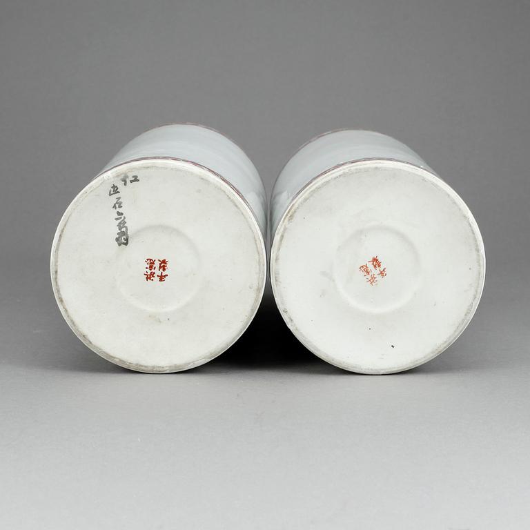 PENSELVASER, ett par, porslin, Kina 1900-tal.