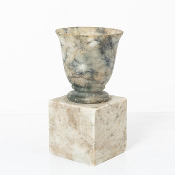 An alabaster vase, 19th/20th century.