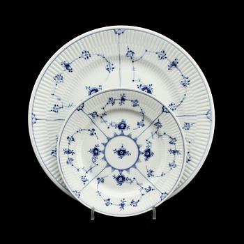 TALLRIKAR, 18 st, porslin, "Musselmalet Riflet", Royal Copenhagen, 1900-tal.