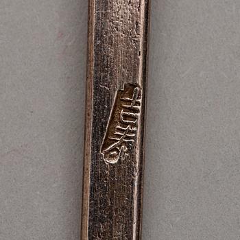 SKEDAR (9+1+3), silver. Delvis genombruten dekor av fjärilar och fladdermöss. Sen Qingdynastin (1644-1912).