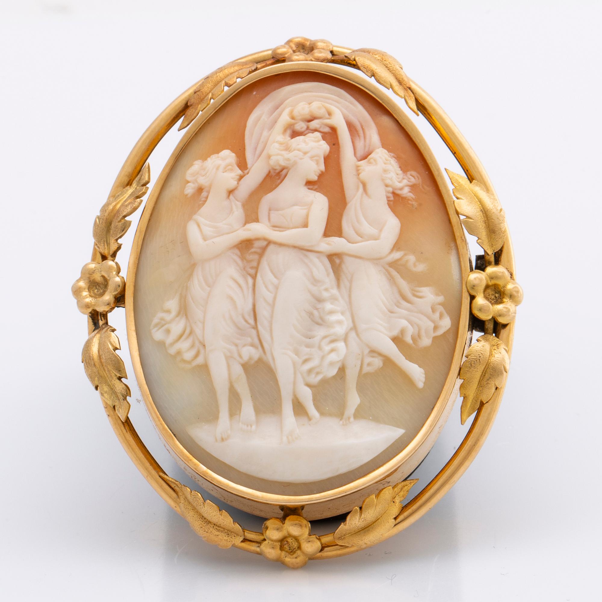 CAMÉ BROSCH och HÄNGE samt ÖRHÄNGEN, 18K guld, snäckcamé, 1926.