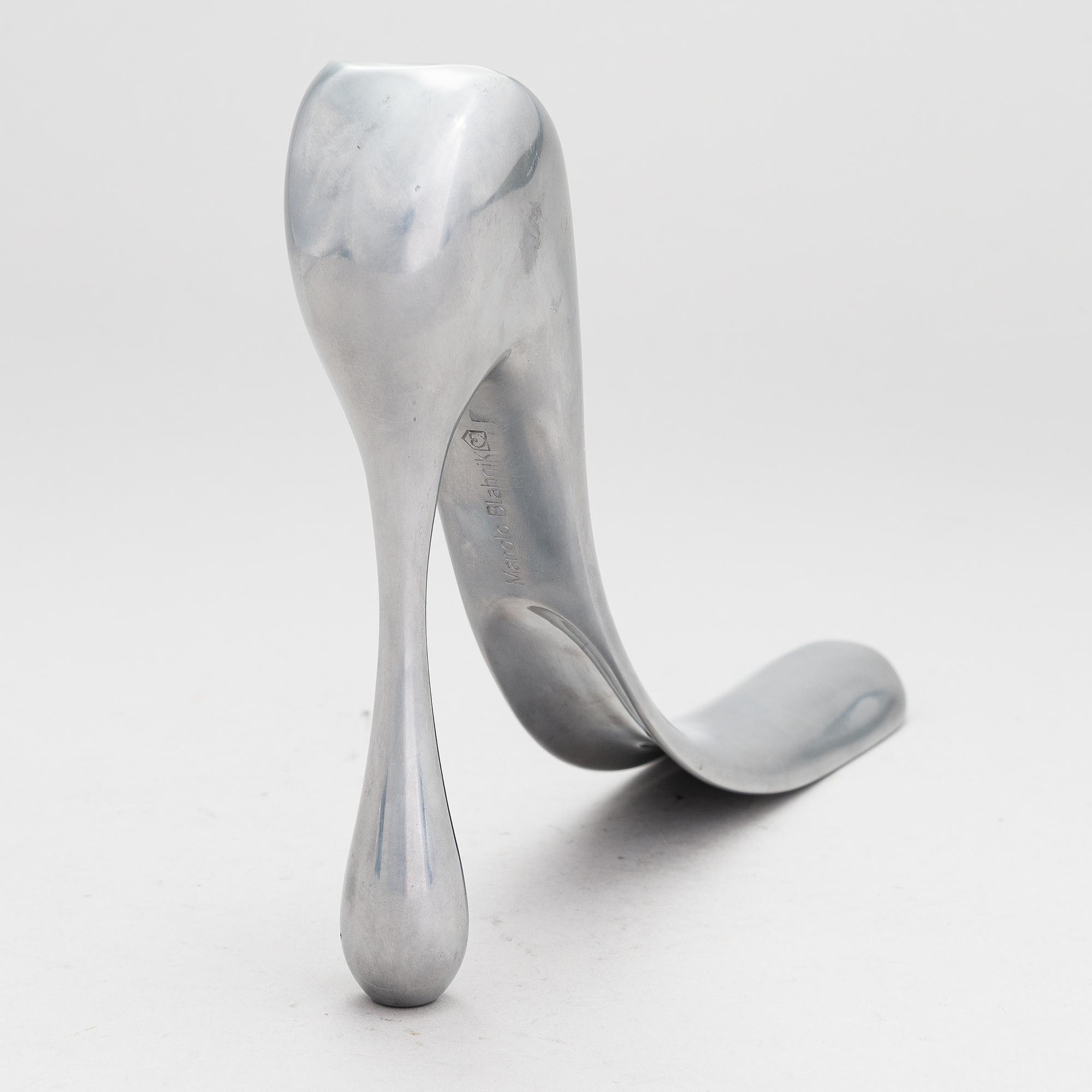 Manolo Blahnik, Kenkälusikka, metallia, 2000-luku.