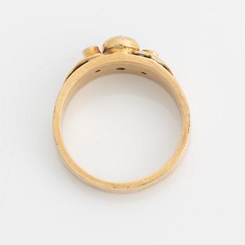 Ring, guld med blå sten och briljantslipade diamanter.