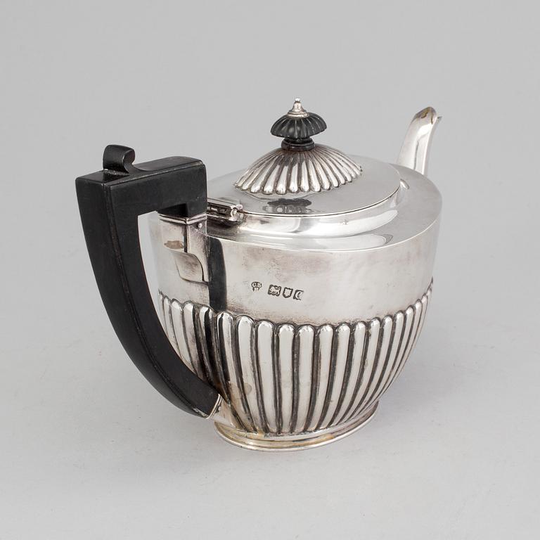 An English late 19th century silver tea-pot, London 1898.