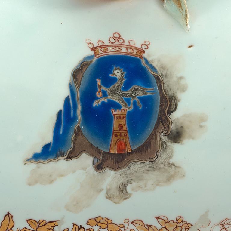 TERRIN med LOCK samt FAT, vapenporslin. Qing dynastin, Qianlong (1736-95).