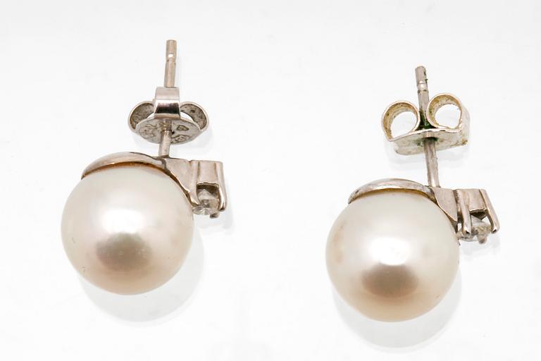 Earrings 18K whitegold 2 cultured pearls approx 10 mm and 2 brilliant-cut diamonds approx 0,15 ct.