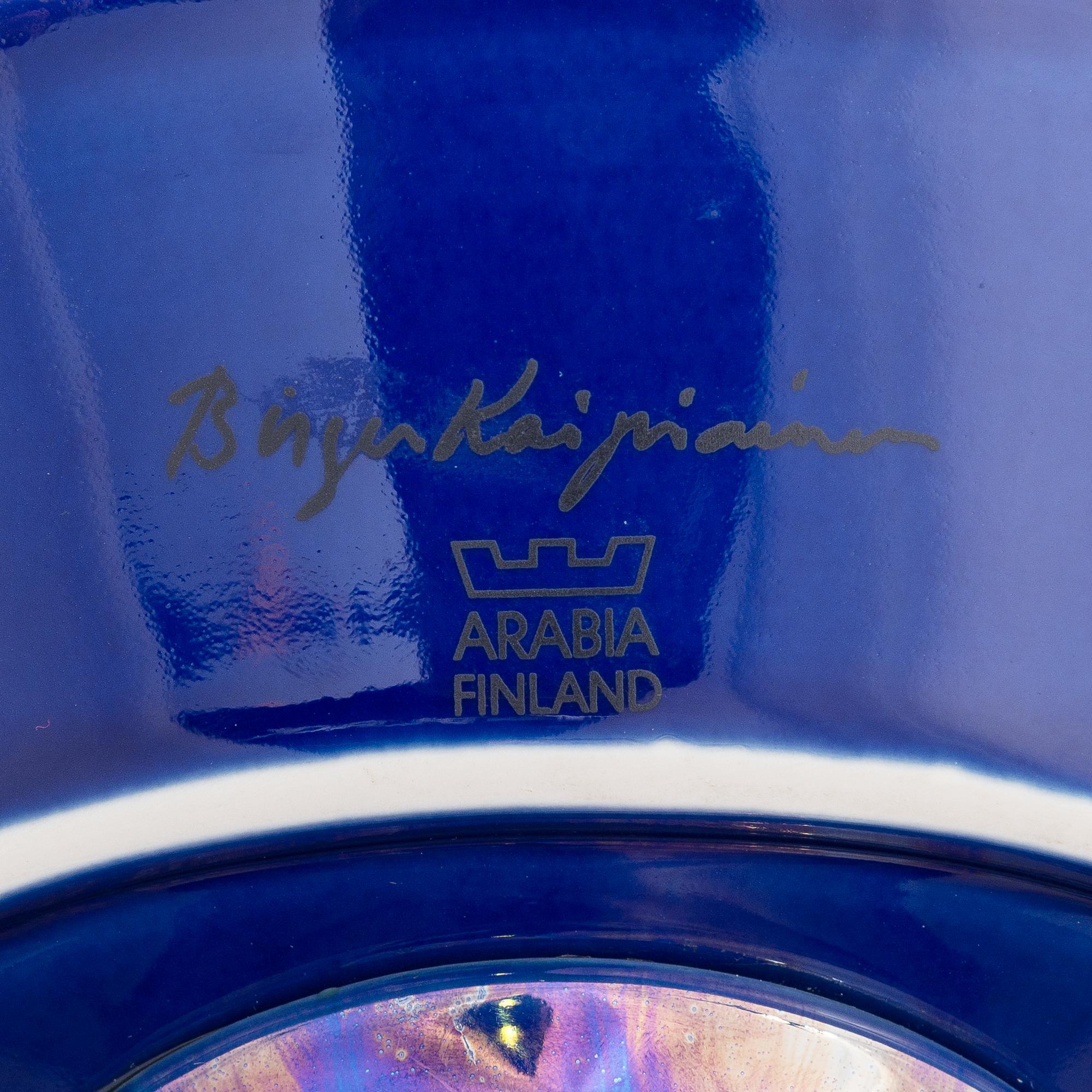 Birger Kaipiainen, Jalallinen tarjoilumalja, keramiikkaa, signeerattu Birger Kaipiainen, Arabia Finland.