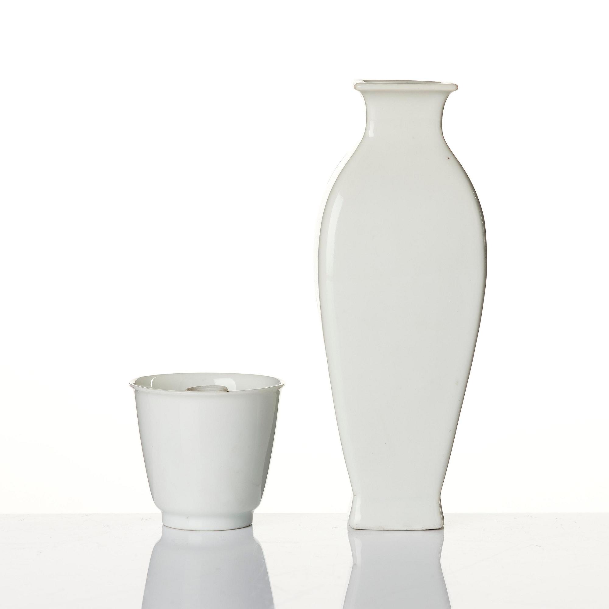 Vas, samt koppar, tre stycken, blanc de chine. Qingdynastin, 1700-tal.