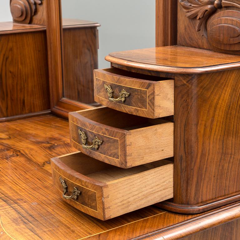 An en of the 19th century chest of drawers with mirror.