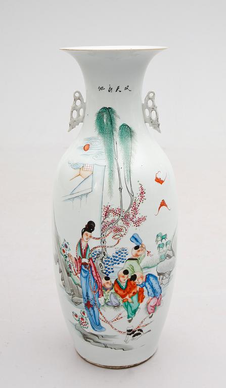 GOLVVAS, porslin, Kina, 1900-tal.