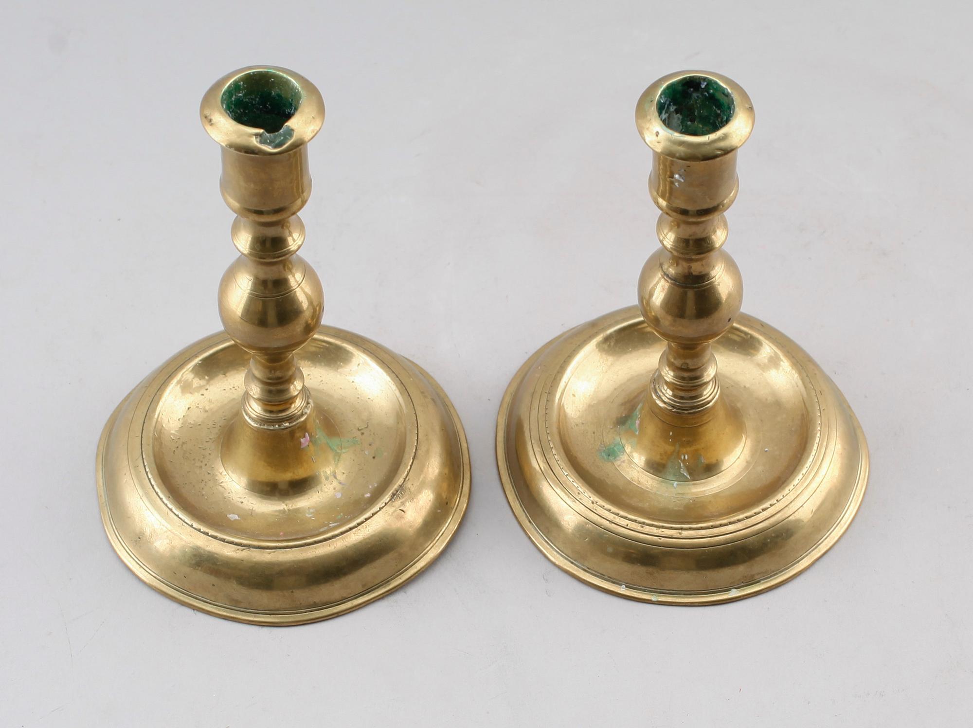 LJUSSTAKAR, 1 par, mässing, barock, 1700-tal, möjligen Naestved, Danmark.