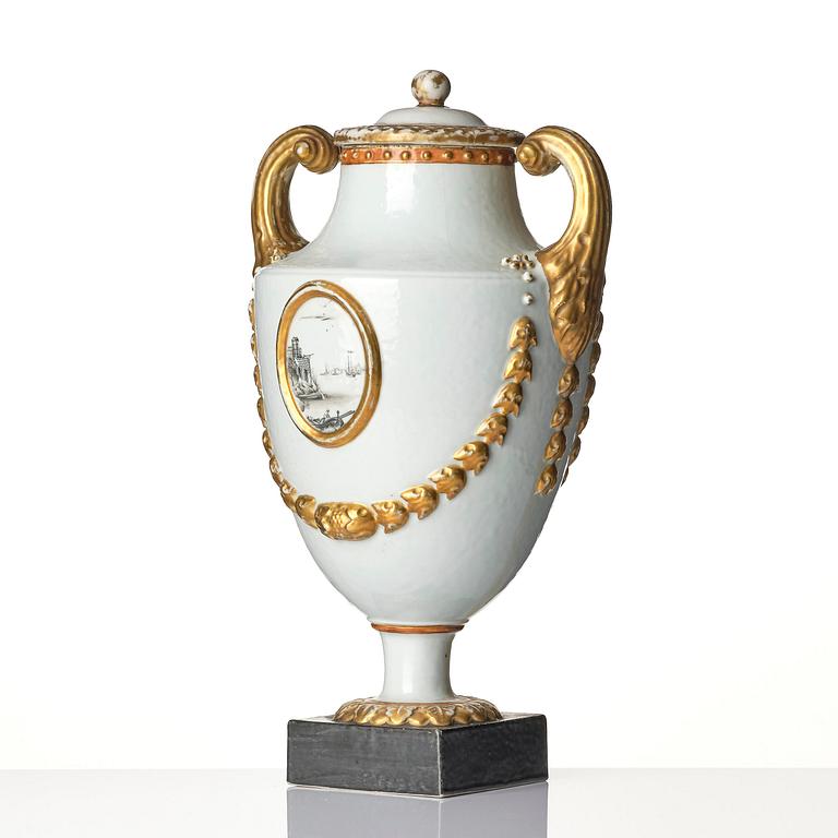 A Chinese Export jar with cover, Qing dynasty, 1790's.