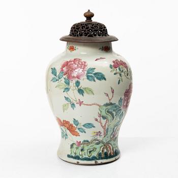 Urna, porslin, Kina, Qingdynastin, 1800-tal.