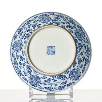 Fat, porslin. Qingdynastin, med Qianlongs märke och tid (1736-95).