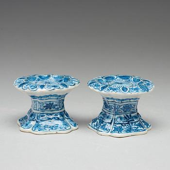 A pair of blue and white salts, Qing dynasty, Kangxi (1662-1722).