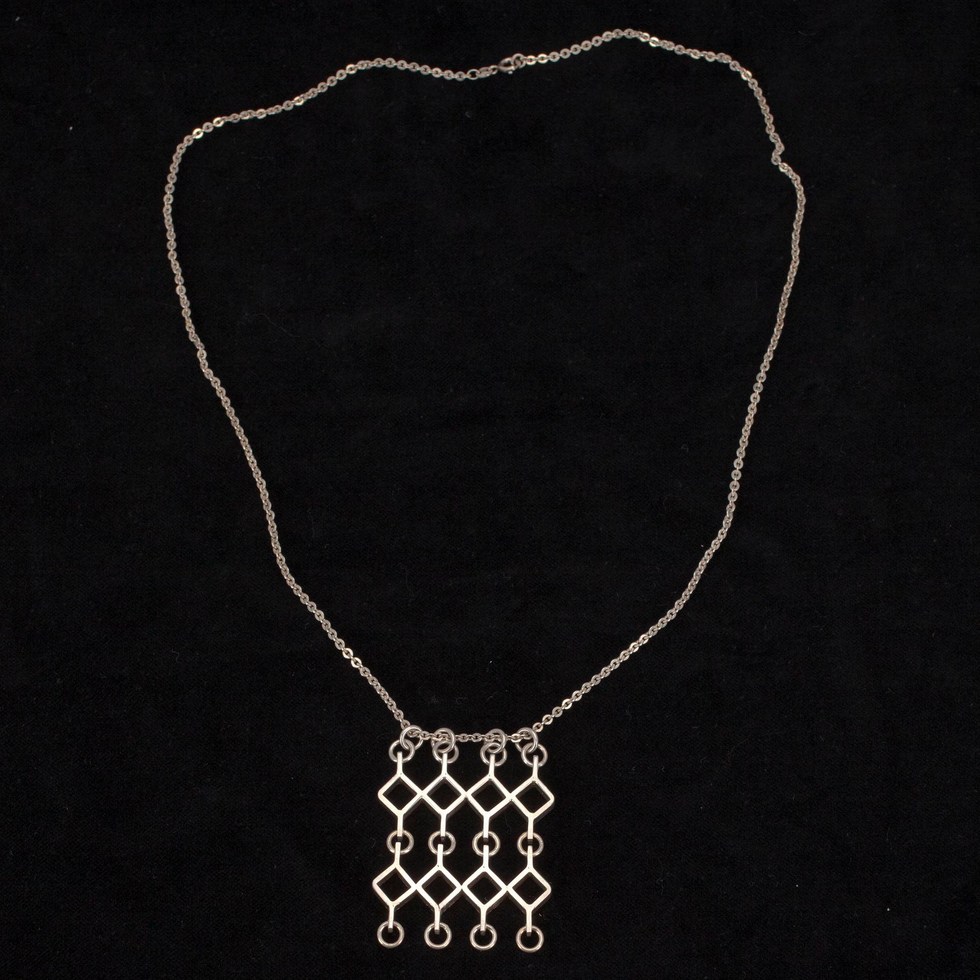 HALSSMYCKEN, 2 st, ARMBAND samt ÖRHÄNGEN, ett par, Kultateollisuus, Åbo 1967 och 1974. Tot. vikt ca 65 g.