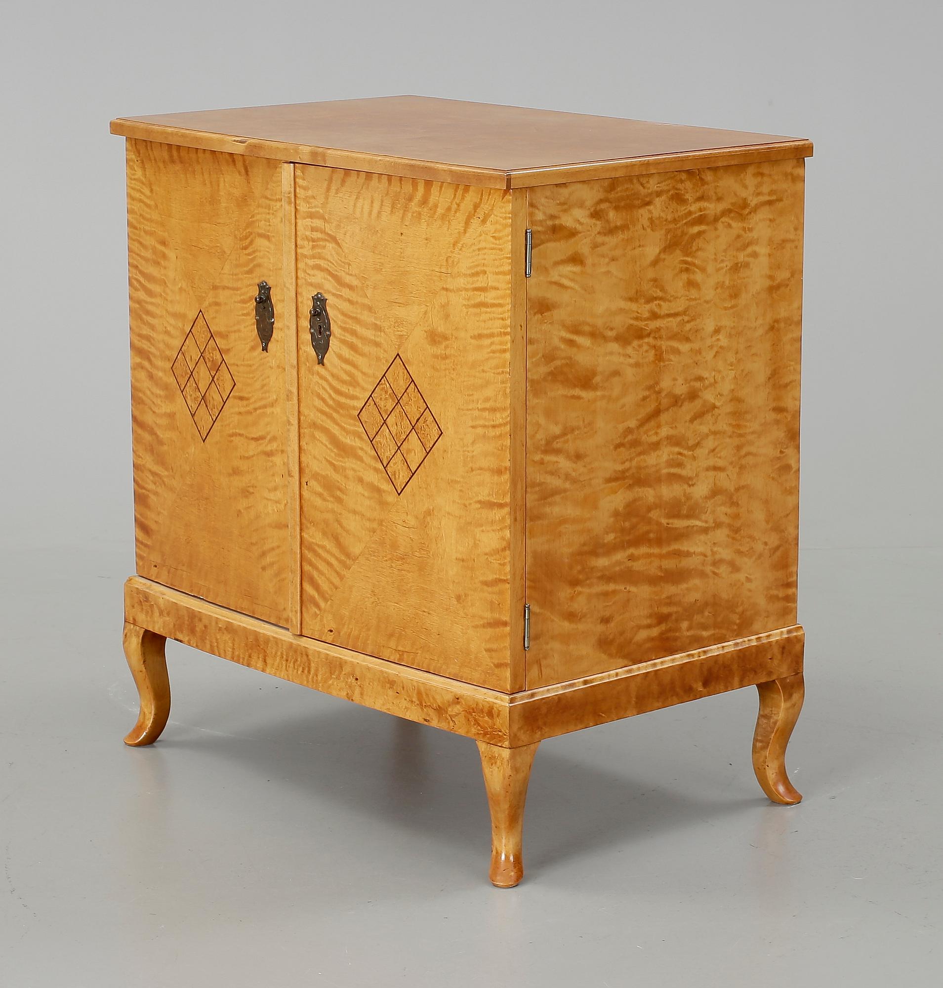 TOILETTBORD samt SKÅP, 1900-talets början.