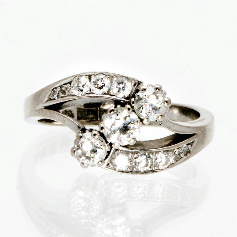 Ring 18K whitegold old, brilliant and single-cut diamonds approx 0,70 ct in total, total weight 6,1 g.