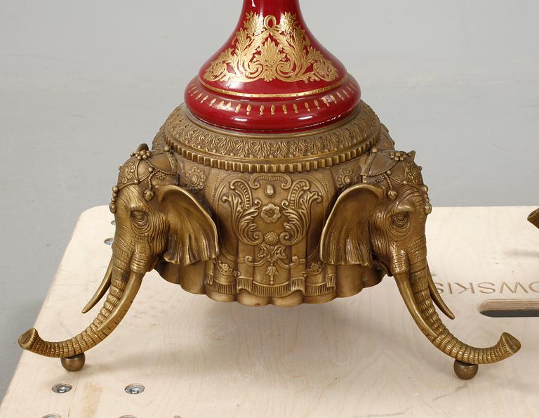 URNOR, ett par, porslin och metallbeslag, 1900-talets slut.