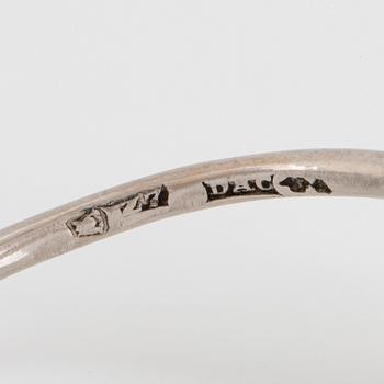 Ring 18K vitguld med en pärla, troligen naturlig.