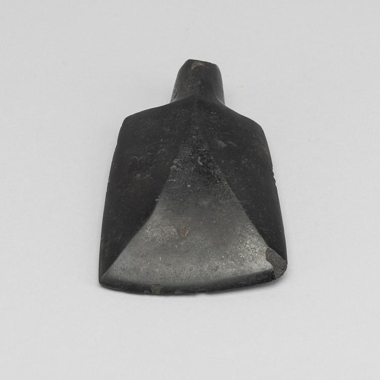 YXHUVUD, svart sten.