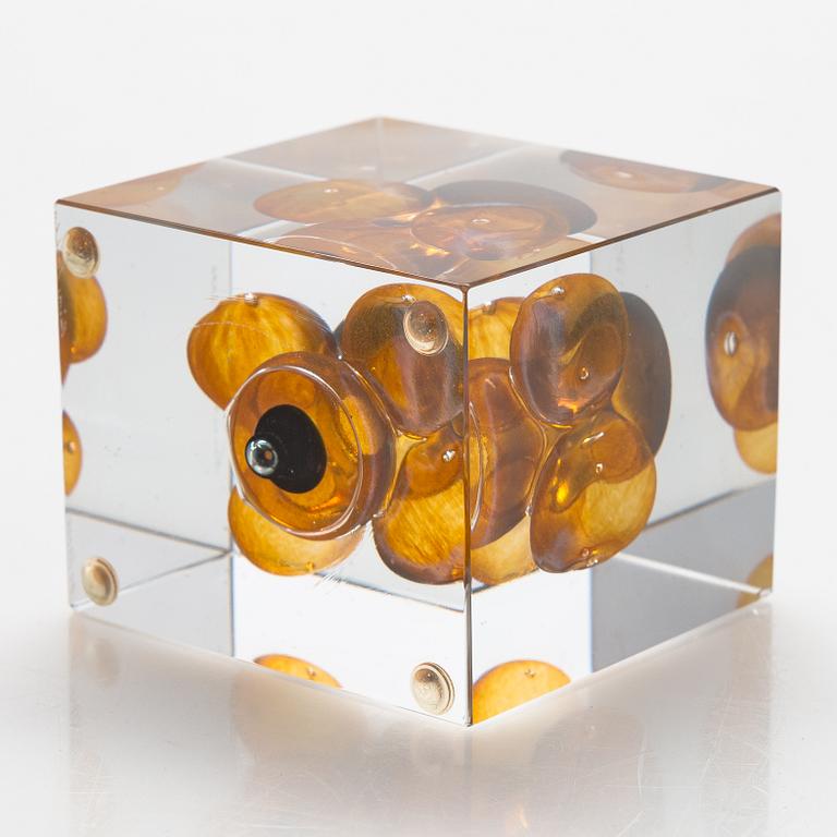 Oiva Toikka, An annual glass cube, signed Oiva Toikka Nuutajärvi 1996 and numbered 74/2000.