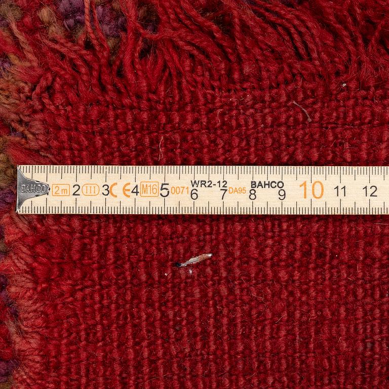 An antique Ushak carpet, West Anatolia, approx. 327 x 250.