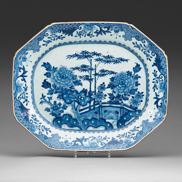 A large blue and white serving dish, Qing dynasty, Qianlong (1736-95).