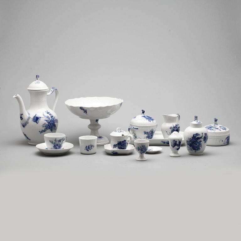 KAFFESERVIS, 31 delar, porslin, "Blå blomster", Royal Copenhagen, 1900-tal.