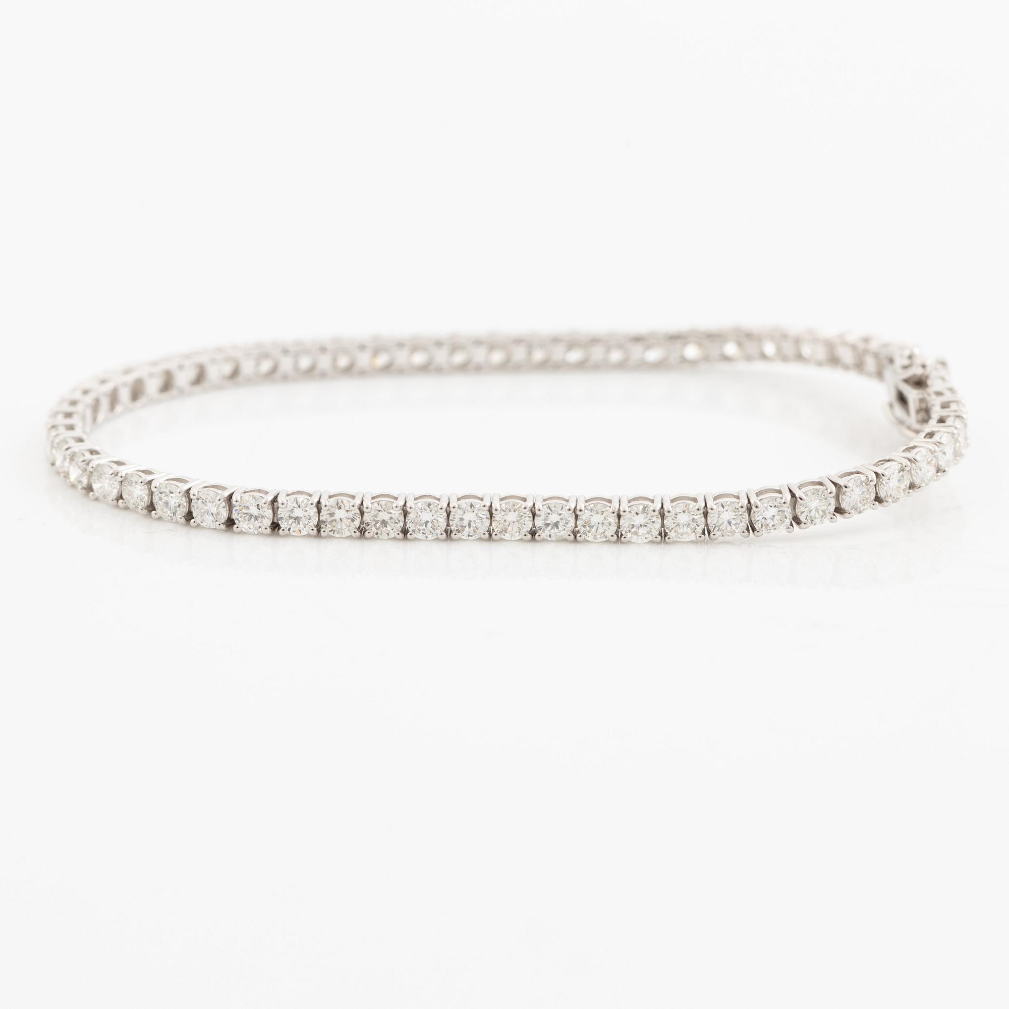 Tennis bracelet 18K white gold with brilliant-cut diamonds.