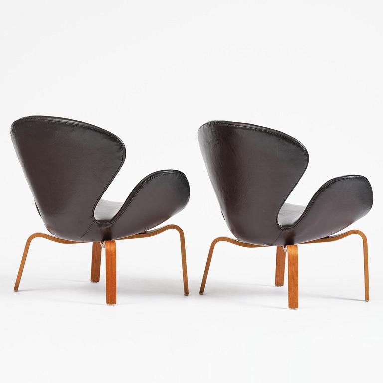 Arne Jacobsen, a pair of "Swan" armchairs, Fritz Hansen, Denmark, 1960s.