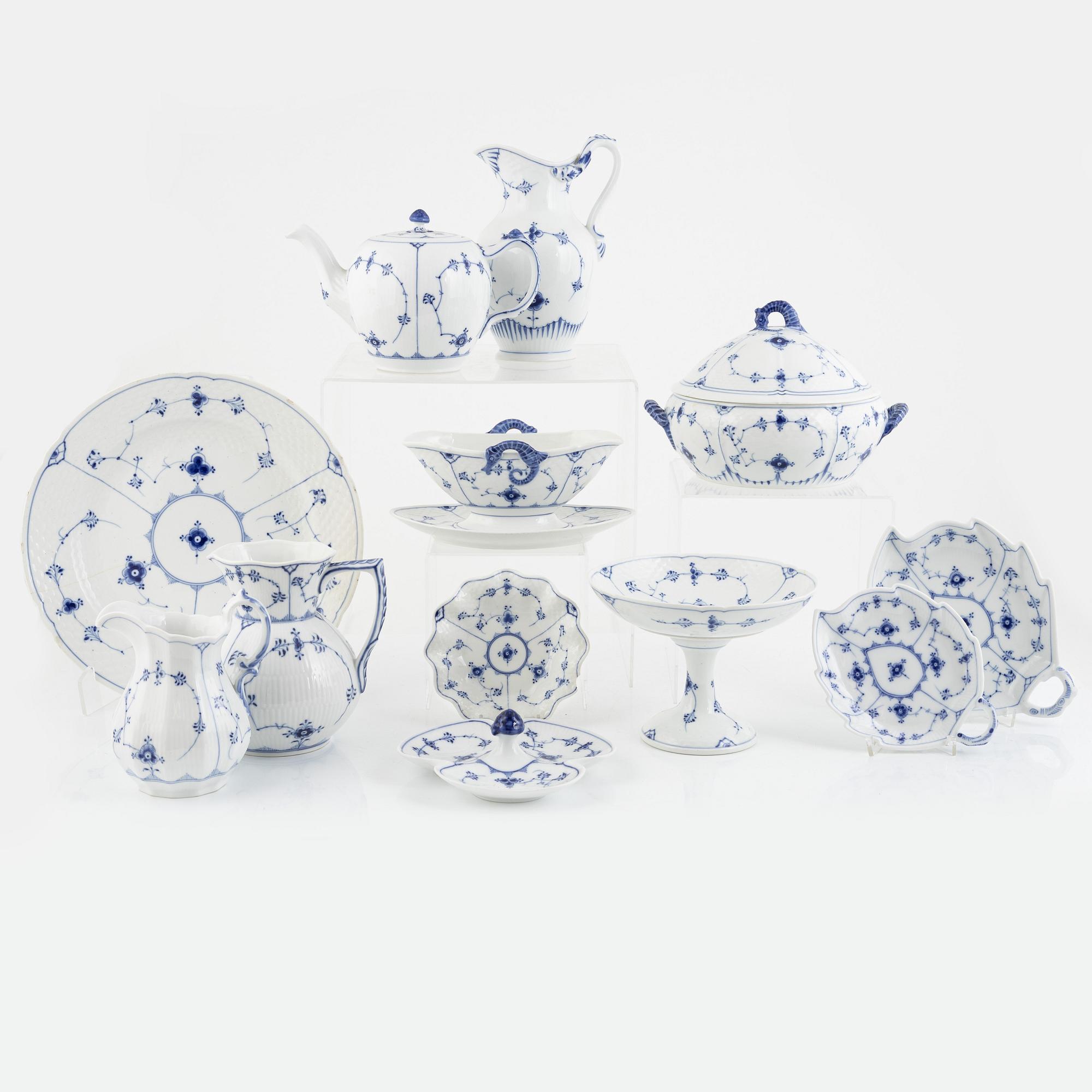 Bing & Gröndahl samt Royal Copenhagen, matservis, 99 delar, porslin, "Musselmalet", Danmark.
