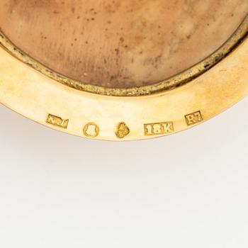 Gold and shell cameo brooch.