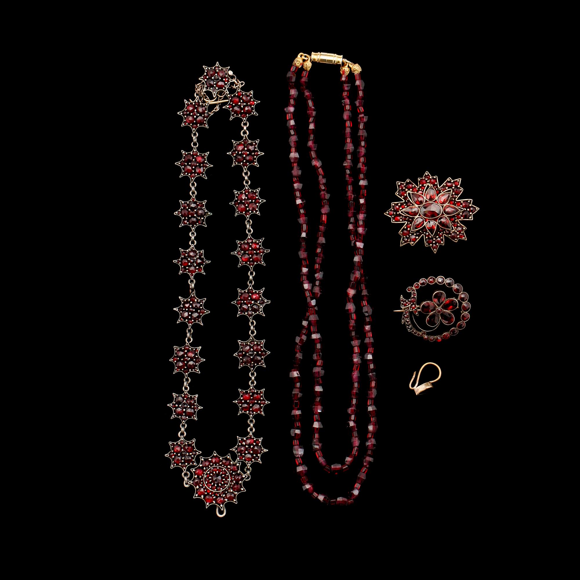 COLLIER, 2 st, SAMT BROSCH, granater, silver, delvis förgyllt silver.