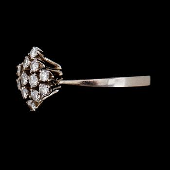 RING, 18K vitguld, briljantslipade diamanter tot ca 0.50 ct, ALP Stockholm 1976.