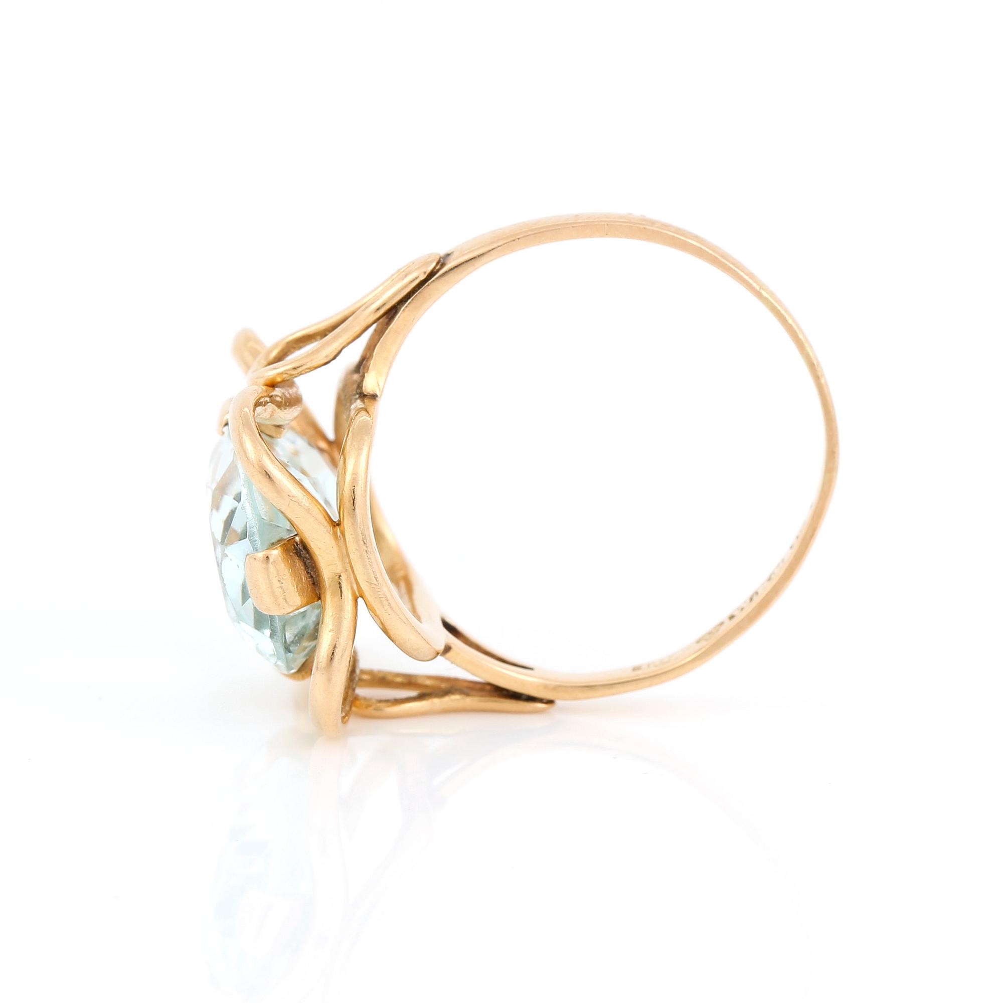 RING, 18K guld med ovalslipad akvamarin, stämplad WKn, Göteborg, troligen mitt 1900-tals. Vikt ca 5,02 g.
