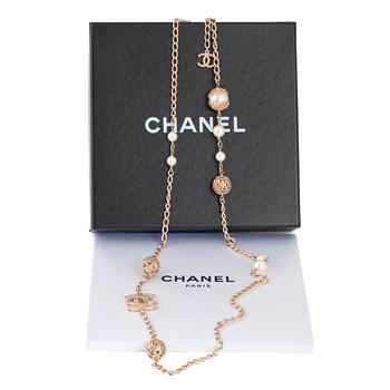 CHANEL, a silver/bronzetinted necklace with decorative pearls and CC-monogram.