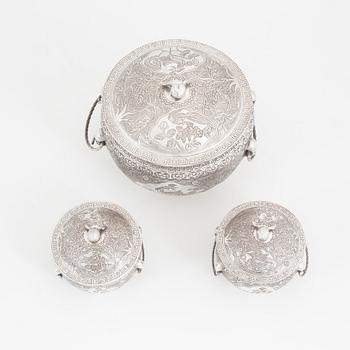 Askar med lock, 3 st, silver. Qingdynastin, Kina, omkring 1900.