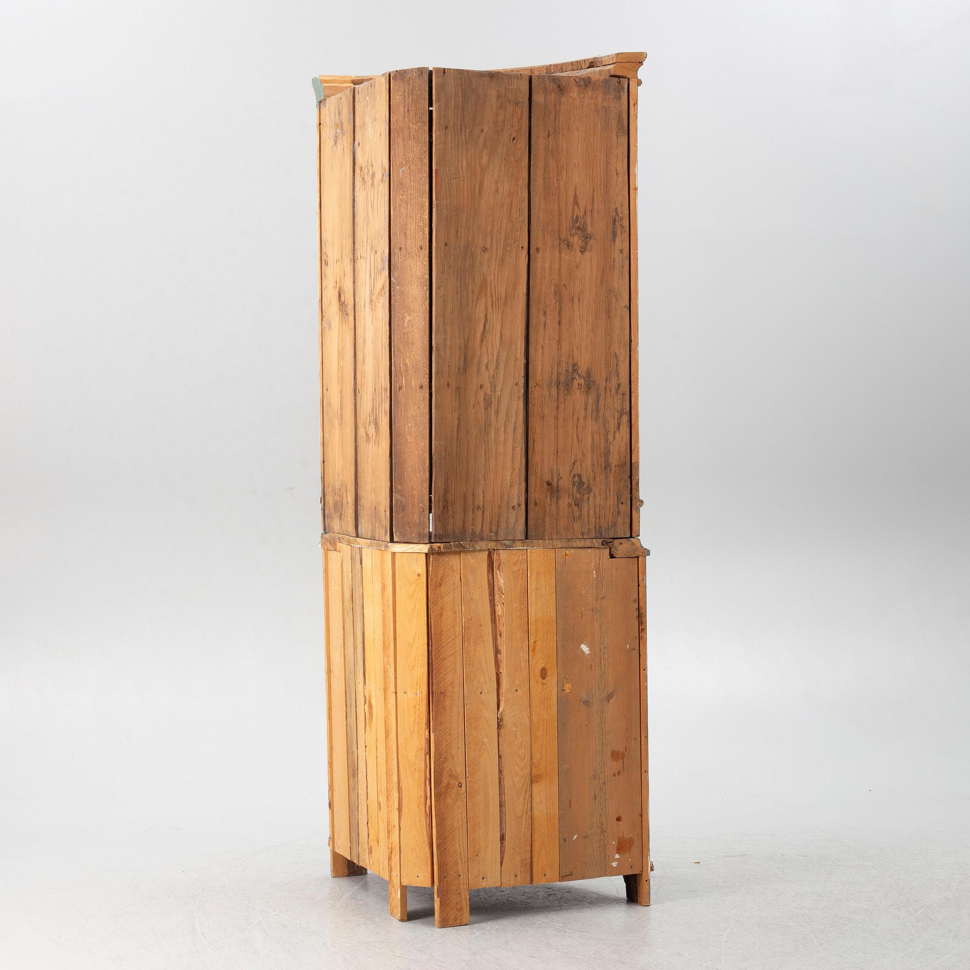 Corner cabinet, 18th/19th century.
