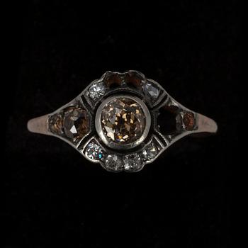 RING, guld 14K, otydliga ryska stämplar, gammalslipade diamanter. Sekelskiftet 1800/1900.