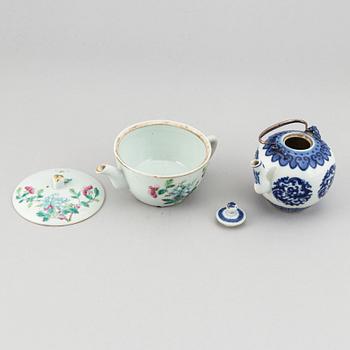 A set of two tea pots, late Qing dynasty/early 20th Century.