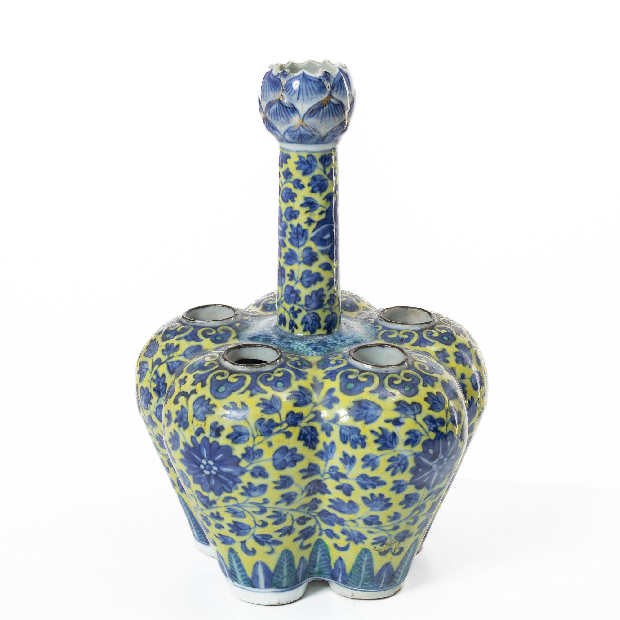 A Chinese blue and white 'clobbered' porcelain tulip vase, Qing dynasty, 19th century.