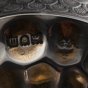 SKÅL PÅ FOT, silver, London 1907. Vikt 338,6.