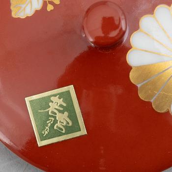 A pair of Japanese porcelain cups with covers, Noritake, 20th century.